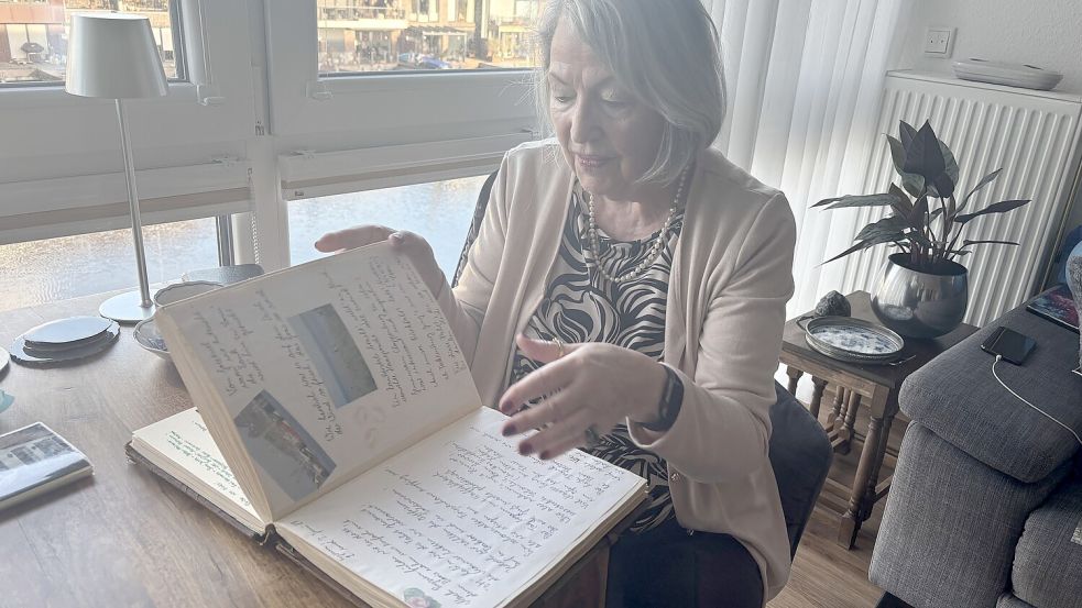 Doris Riedel schwelgt in Erinnerungen: In dem Haus in Rysum habe sie immer gern gelebt, sagt sie. Foto: Lotta Groenendaal