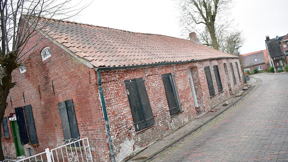 Das Landarbeiterhaus in Rysum heute. Sie habe einen Schock bekommen, als sie das Foto des verwahrlosten Gebäudes in der Zeitung sah, sagt Doris Riedel. Foto: Heinz Wagenaar/Archiv