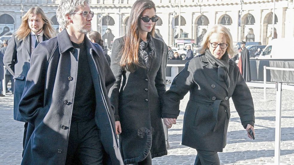 Prominente wie Anne Hathaway trauern um Valentino. Foto: Maurizio D’avanzo