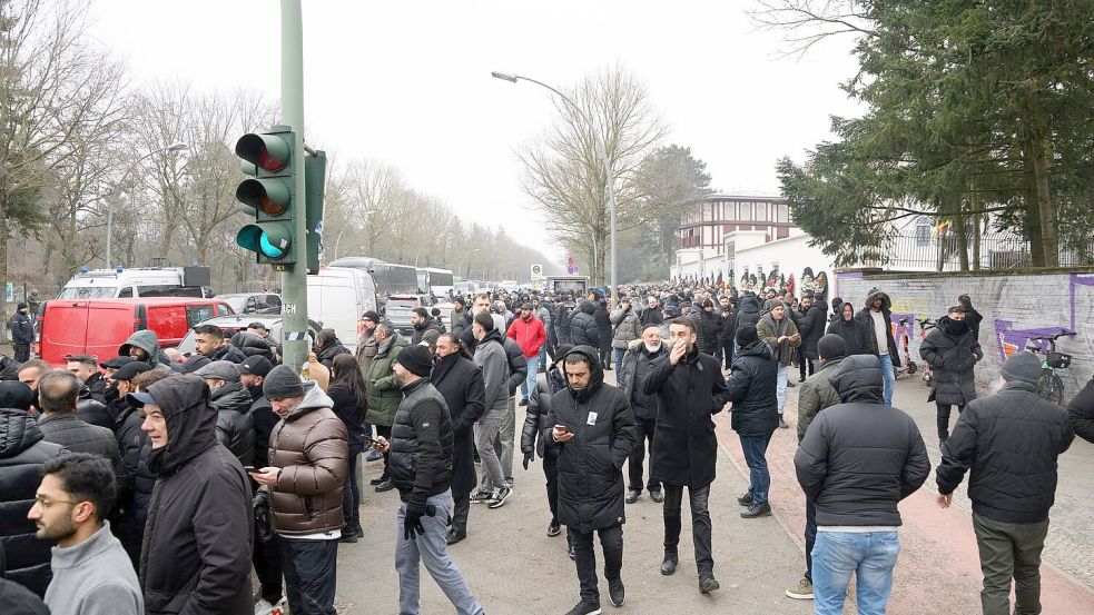 Zahlreiche Besucher kommen nach dem Trauergebet vor der Beerdigung eines 62-Jährigen aus der Neuköllner Sehitlik-Moschee. Foto: Bernd von Jutrczenka/dpa