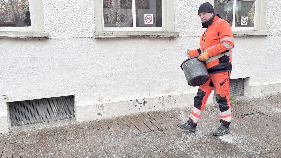 Vereiste Gehwege gab es am Freitag auch in der Auricher Fußgängerzone. Zum Glück wurde gestreut.Foto: Mieke Matthes