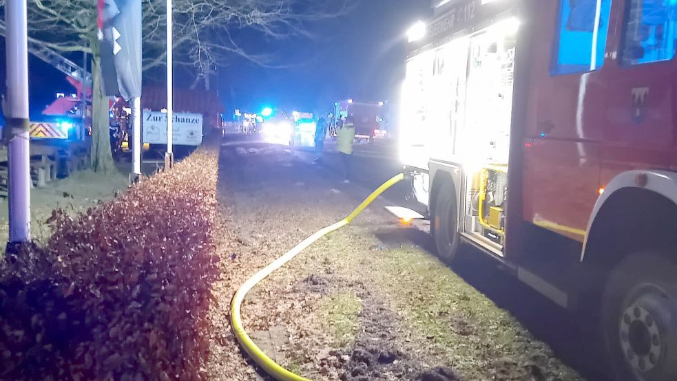 Ein großes Gebäude an der Hauptstraße brannte. Foto: Freiwillige Feuerwehr Detern-Stickhausen-Velde
