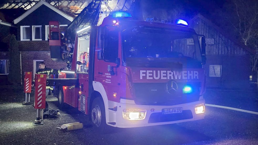 Auch am Freitag sind Einsatzkräfte weiter vor Ort. Foto: Freiwillige Feuerwehr Detern-Stickhausen-Velde