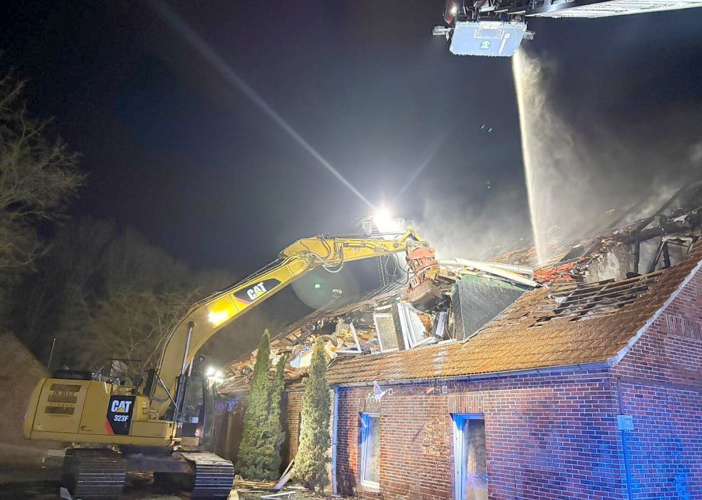 Auch ein Bagger kam zum Einsatz. Foto: Freiwillige Feuerwehr Westrhauderfehn