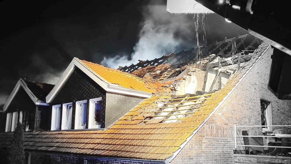 Die Feuerwehren waren die ganze Nacht im Einsatz. Foto: Freiwillige Feuerwehr Westrhauderfehn