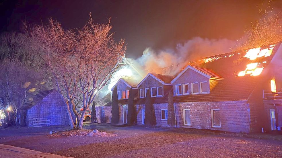 Der Dachstuhl des Gebäudes stand lichterloh in Flammen. Foto: Kreisfeuerwehrverband Ammerland