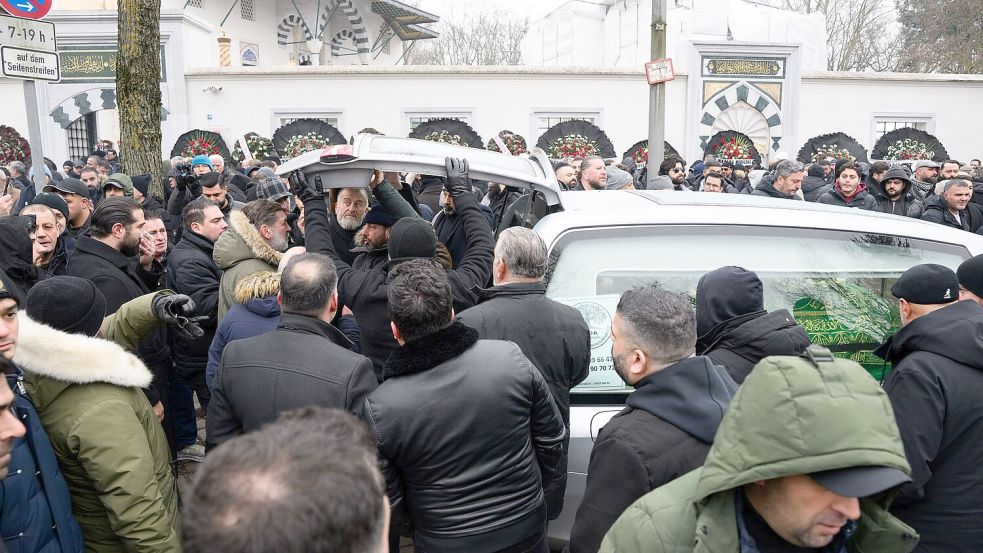 Ein Sarg wird nach dem Trauergebet vor der Beerdigung eines 62-Jährigen vor der Neuköllner Sehitlik-Moschee in einen Leichenwagen verladen. Foto: Bernd von Jutrczenka/dpa