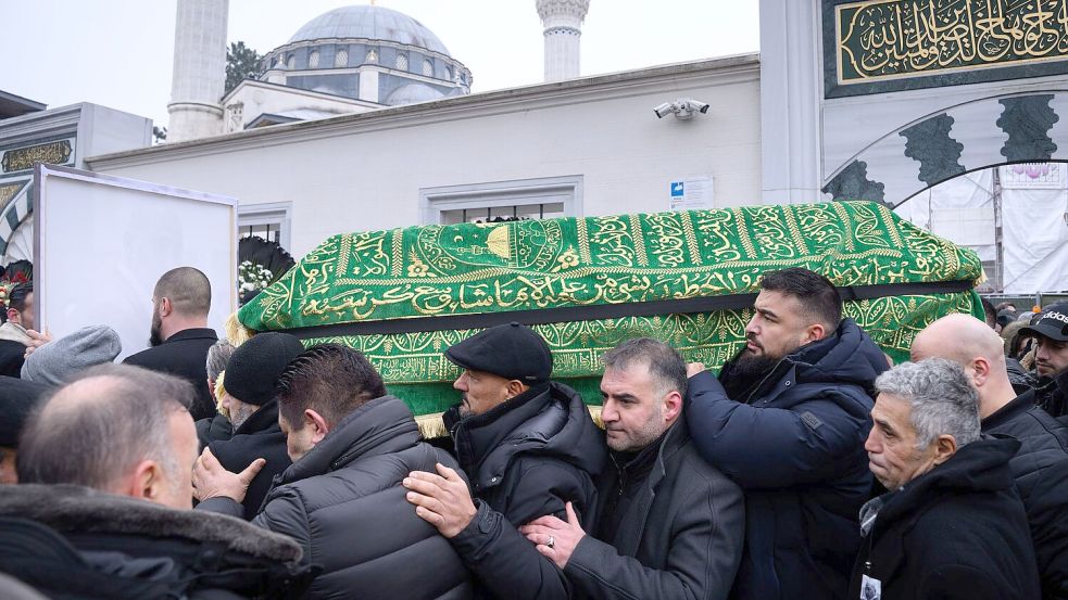 Ein Sarg wird nach dem Trauergebet vor der Beerdigung eines 62-Jährigen aus der Neuköllner Sehitlik-Moschee getragen. Foto: Bernd von Jutrczenka/dpa