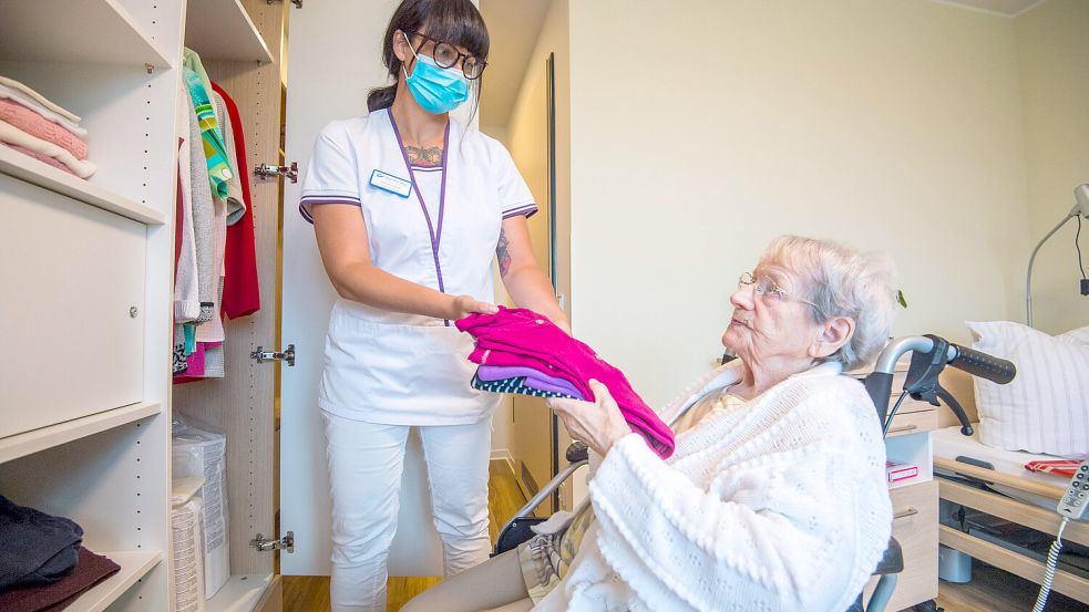 Das Leben in einem Pflegeheim ist teuer. Was tun, wenn die Rente fürs Pflegeheim nicht reicht? Foto: Imago Images/Georg Ulrich Dostmann