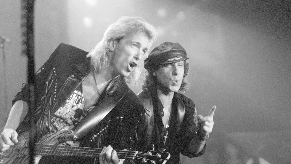 Der damalige Bassist Francis Buchholz (l.) mit Scorpions-Frontmann Klaus Meine 1991 in Frankfurt am Main. (Archivbild) Foto: Dieter Roosen/dpa