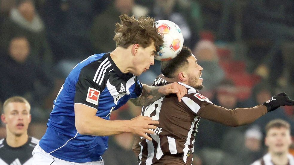 Viel Kampf, wenig Spiel im Stadtderby: HSV-Abwehrchef Luka Vuskovic (l) und St. Paulis Mathias Pereira Lage im Kopfballduell. Foto: Christian Charisius