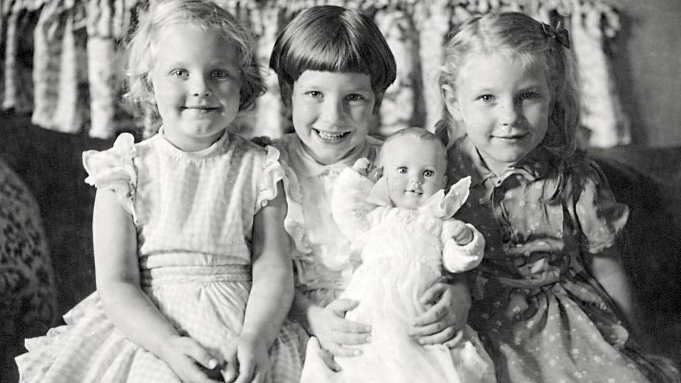 Das Trio vom Schnatgang in Osnabrück: Marlis Bartninkat (geb. Pape) – auf dem Foto links – sucht ihre Freundinnen aus der Kindheit: Sigrid Röhling (Mitte) und Eva Weber. Foto: Privat / Repro: Jörn Martens