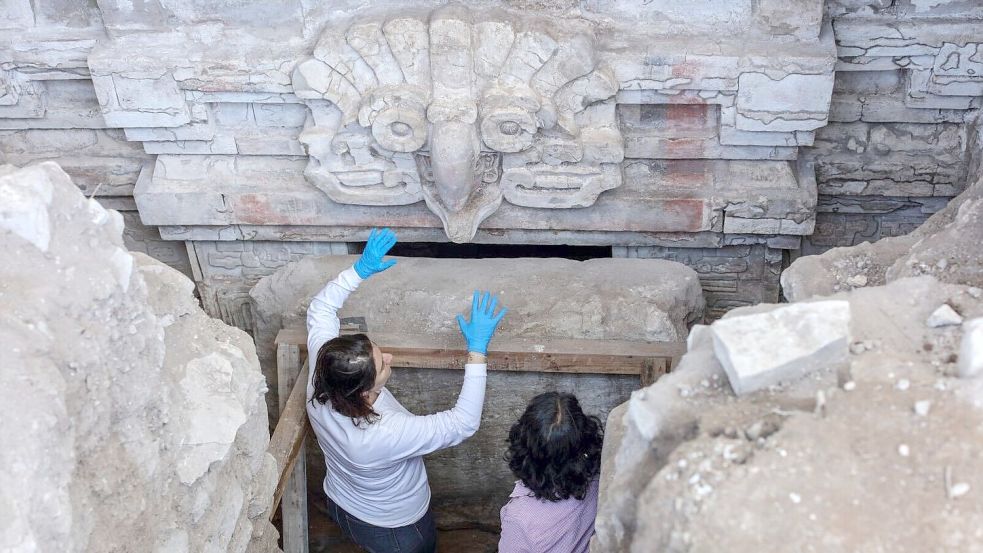 Eine Eule bewacht den Eingang zum Grab. Foto: Luis Gerardo Peña Torres/Institu