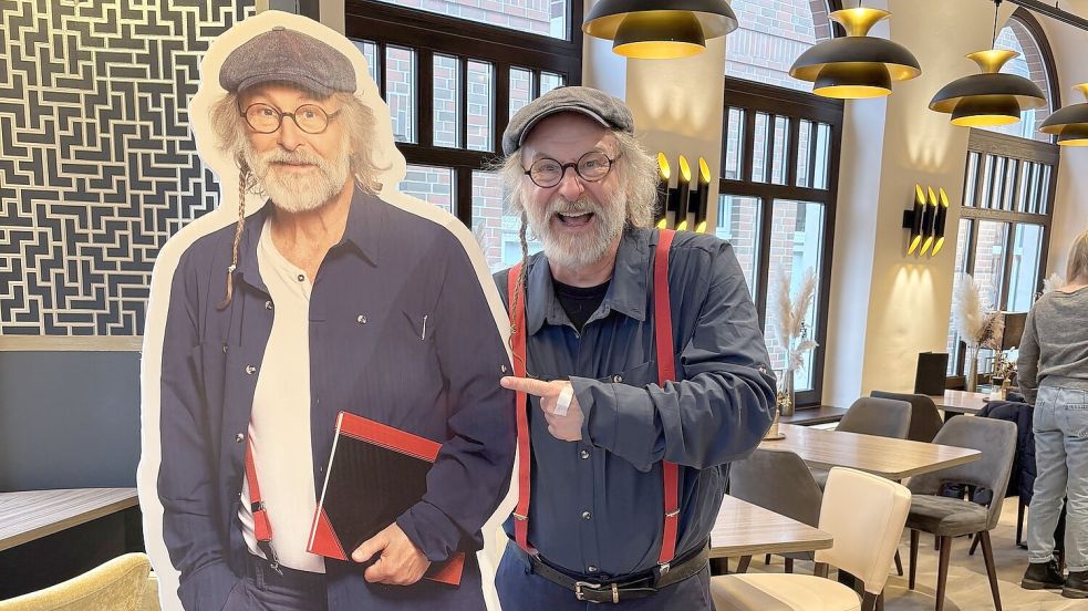Klaus-Peter Wolf mit seinem Konterfei aus Kunststoff: Anlässlich seines 20. Ostfriesenkrimis hat der Fischer Verlag Aufsteller in Lebensgröße in Norden verteilt. Foto: Rebecca Kresse
