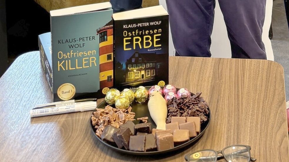 Mit dem 20. Ostfriesenkrimi „Ostfriesenerbe“ erscheint auch eine Sonderausgabe des allersten Ostfriesenkrimis „Ostfriesenkiller“. Foto: Rebecca Kresse