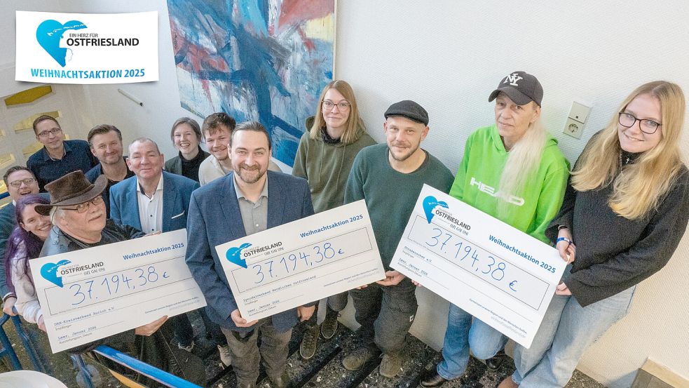 Die offizielle Scheckübergabe fand am vergangenen Dienstag im Verlagshaus in Leer statt. Das Foto zeigt (von hinten): Henrik Zein, Lars Reckermann, Stephan Schmidt, Deike Terhorst, Lasse Paulsen, Uwe Boden, Eva van Loh, Ralf Veltjes, Julia Frobenius, Malte Mand, Andy Dannecker, Ilona und Marie-Cruz van Santen. Foto: Klaus Ortgies