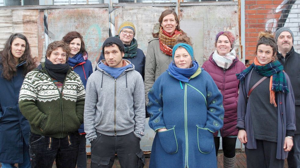 Janine Bohne (von links hinten), Gesine Agena, Tina Schipper, Monika Pfeifer, Jana Kremer, Timo Schneider, Katja Mehler (vorne links), Naveen Angepat, Frouwine Stoltmann und Nina Drolsbach vom Verein Kulturbrennerei Doka. Foto: Kulturbrennerei Doka