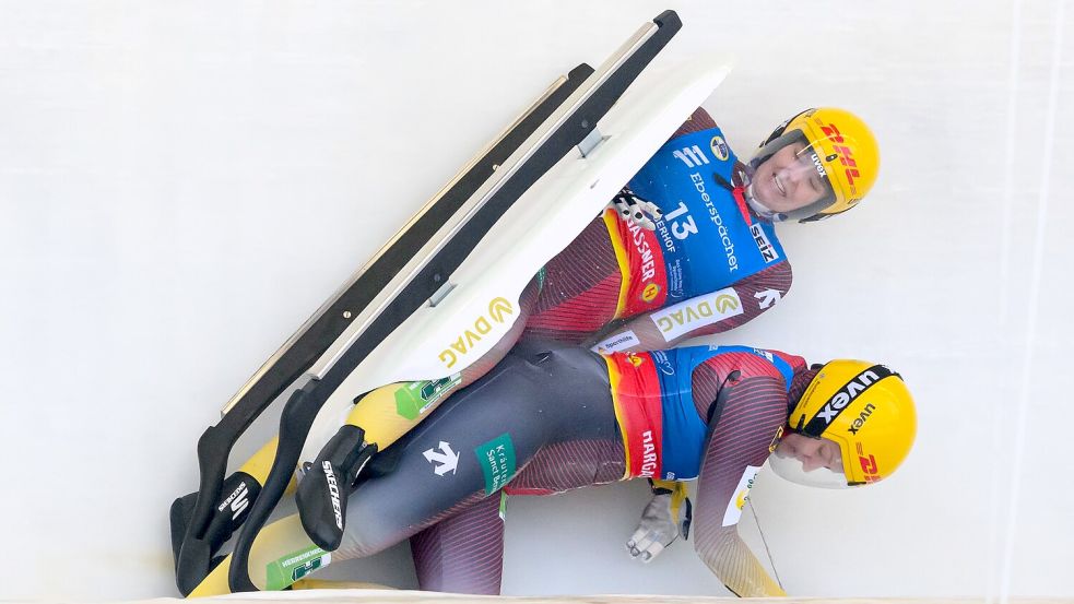 Die Olympia-Starterinnen Dajana Eitberger (r) und Magdalena Matschina stürzten beim Weltcup in Oberhof. Foto: Robert Michael