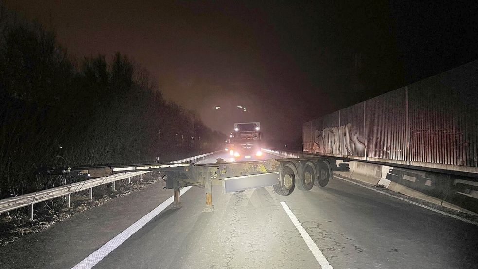Der Sattelauflieger blockierte in der Dunkelheit alle Fahrspuren der Autobahn. (Foto: Polizei Bremen/dpa) Foto: -/Polizei Bremen/dpa
