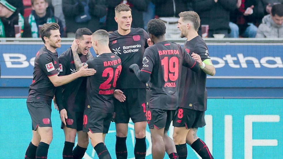 Bayer Leverkusen jubelt über das Tor zum 1:0 durch Lucas Vázquez. Foto: Rolf Vennenbernd