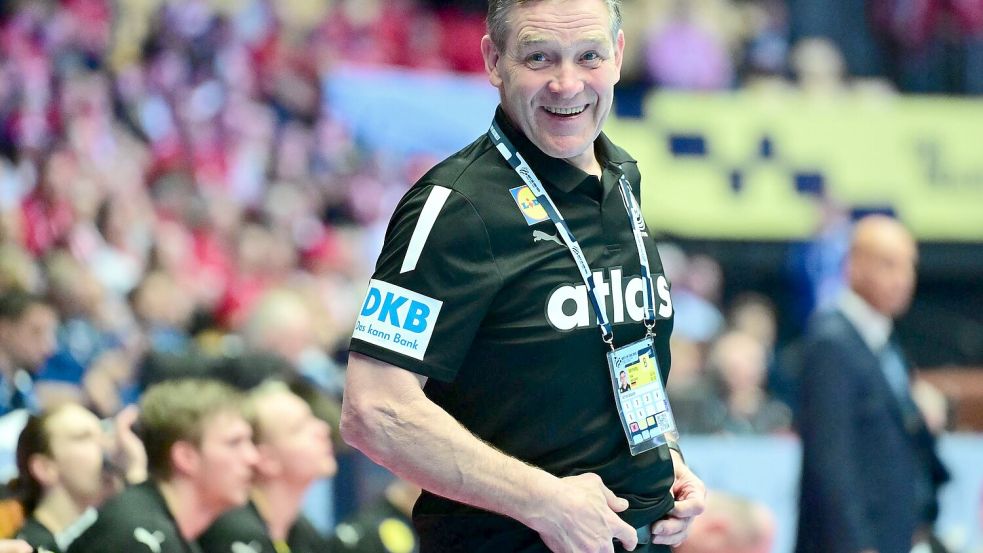 Andreas Wolffs Leistung ringt sogar Bundestrainer Alfred Gislason ein Lachen ab. Foto: Sina Schuldt