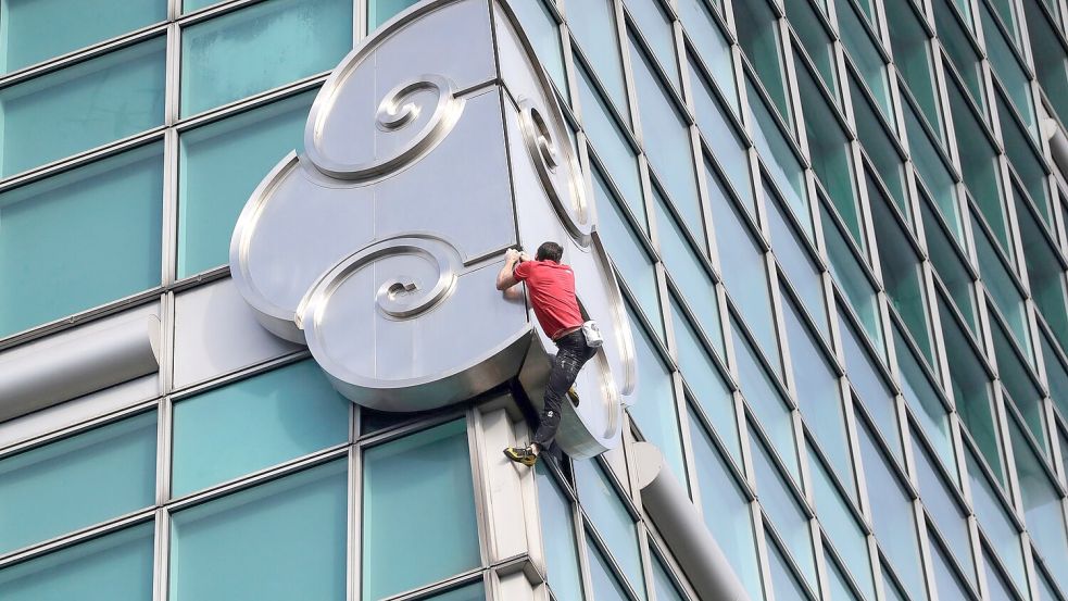 Hinter den Bürofenstern haben etliche Schaulustige den Extremsportler Honnold immer wieder fotografiert und jubelnd angefeuert. Foto: ChiangYing-ying/AP/dpa