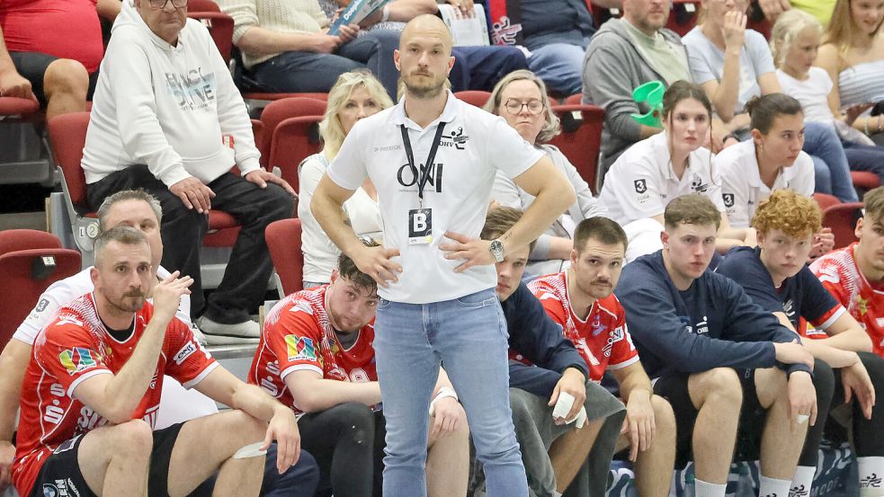 OHV-Trainer Sven Suton kann es nicht fassen. Die Auricher Handballer verloren auch das Rückspiel gegen Spenge. Foto: Helmut Vortanz