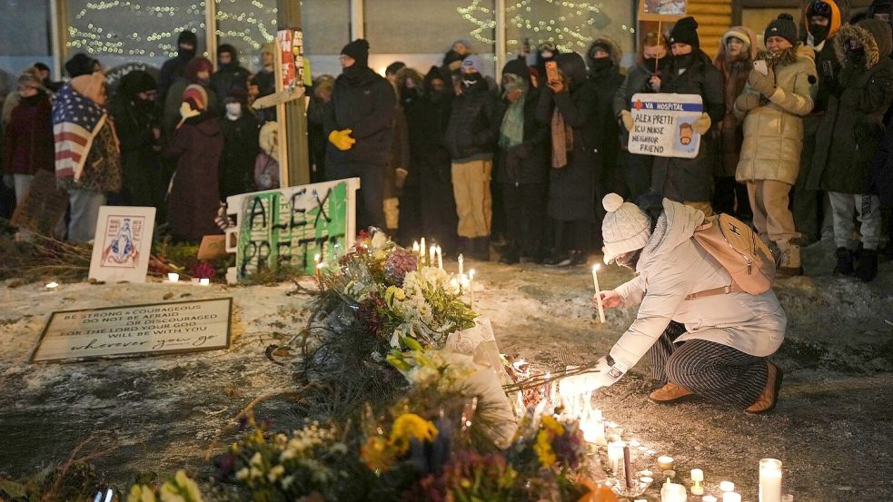 Die Menschen in Minneapolis trauern um den von Bundesbeamten erschossenen Alex Pretti. Foto: Adam Gray/AP/dpa