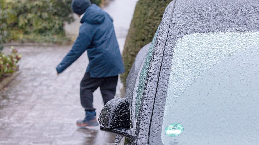 Am Samstag, 24. Januar 2026, sind Straßen und Fußwege in Osnabrück mit Glatteis überzogen. Foto: Benjamin Beutler