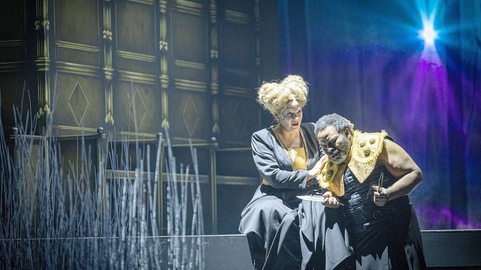 Mörderisches Paar: Lady Macbeth (Susann Vent-Wunderlich) triebt ihren Gatten Macbeth (Theo Magongoma) zu blutigen Untaten. Foto: Stephan Glagla