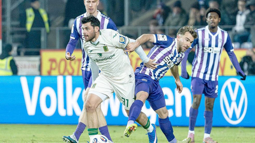 Kevin Volland vom TSV 1860 München im Zweikampf gegen Lars Kehl (VfL). Foto: IMAGO/Eibner