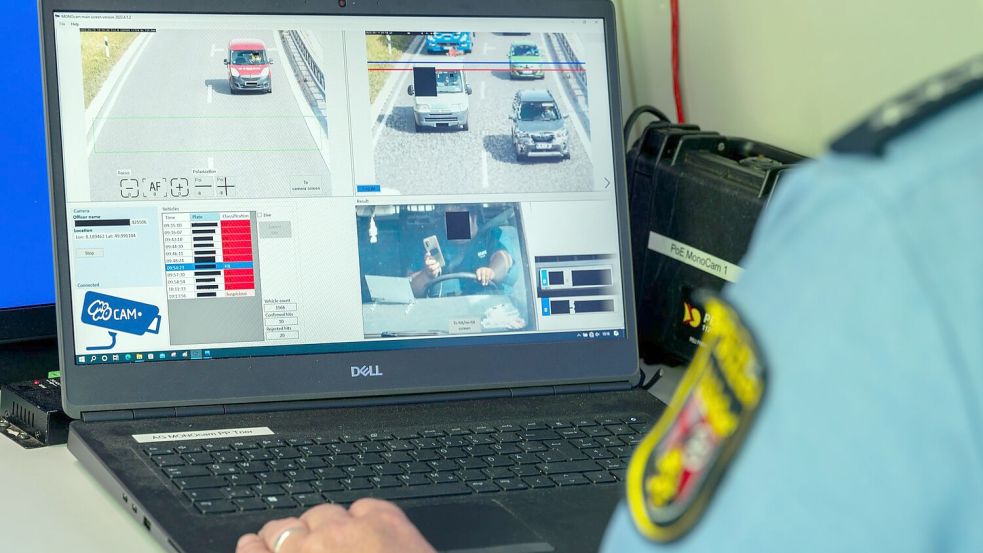 Künstliche Intelligenz kann erkennen, wenn Autofahrer ihr Handy in der Hand halten. (Archivbild) Foto: Harald Tittel