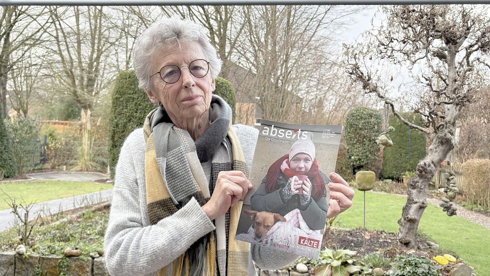 Helga Duwendag-Strecker hält die Dezemberausgabe des Straßenmagazins abseits in den Händen - das Titelbild wurde von ihr aufgenommen. Foto: Jil Liebschner
