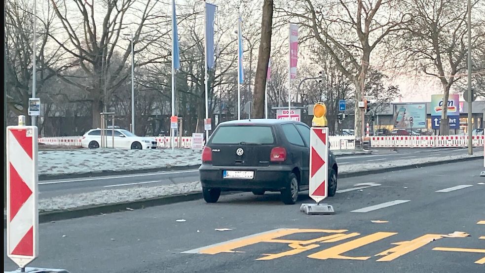 Seit Wochen steht dieses Auto an der hannoverschen Straße in der Baustelle. Foto: Jörn Martens