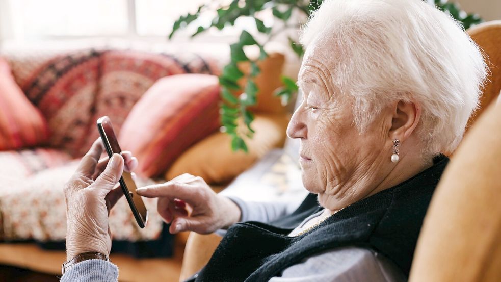 Viele ältere Menschen fühlen sich durch ausschließliche digitale Angebote abgehängt. Foto: IMAGO / Westend61