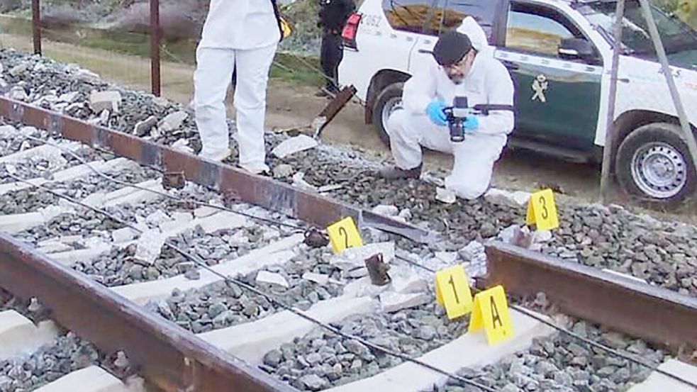 Ein vorläufiger Untersuchungsbruch sieht den Bruch einer Schiene als wahrscheinliche Ursache der Katastrophe. Foto: Uncredited/Guardia Civil via AP/