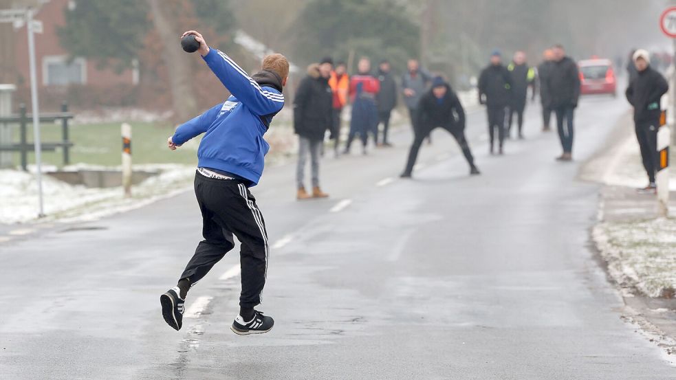 Pfalzdorf, hier mit Eike Walter, ist nach dem Sieg gegen Schirumer Leegmoor klar auf Meisterkurs.Fotos: Wilfried Gronewold