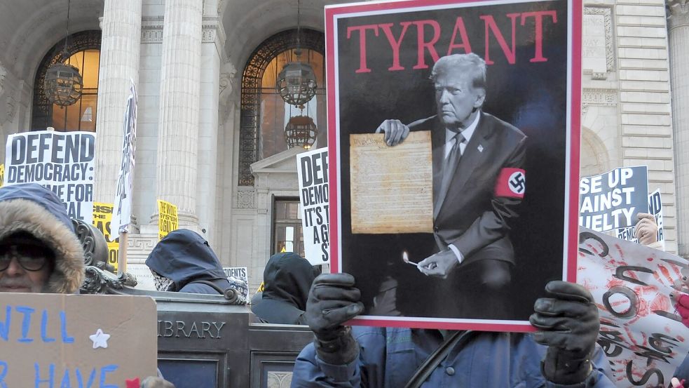 „Tyrann“ – Protest gegen den US-Präsidenten: Demonstranten in News York sehen die USA unter Donald Trump auf dem Weg in den Faschismus. Foto: IMAGO/Jimin Kim