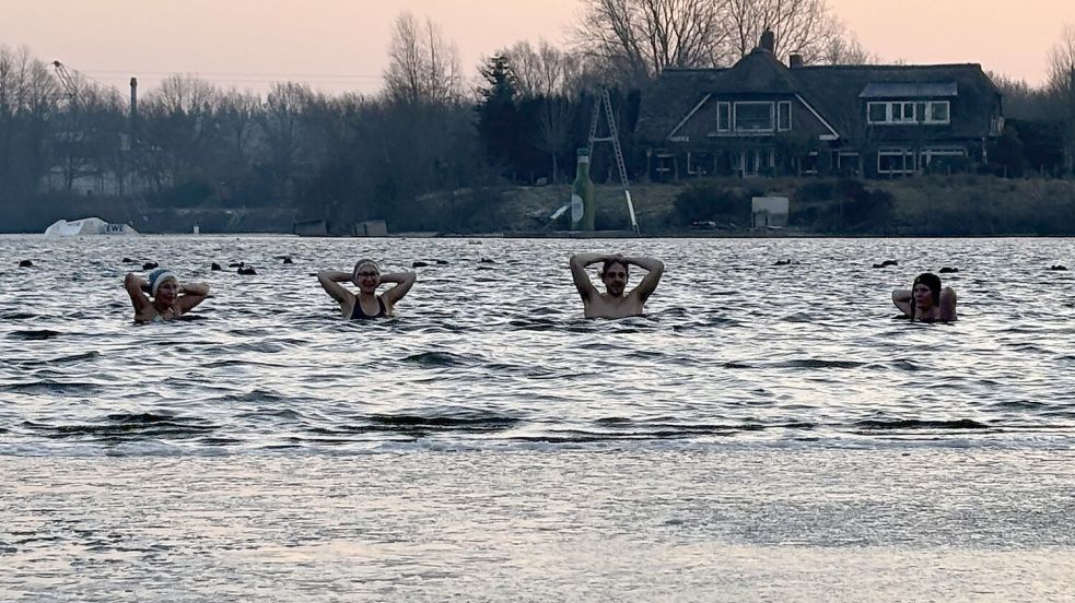 Nur wenige Meter von der Eisschicht entfernt stehen die Eisbader bis zur Brust im Wasser. Foto: Eva van Loh