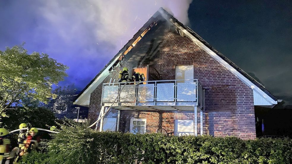 Über einen Balkon gelangten die Feuerwehrleute im Juni 2022 in die brennende Ferienwohnung in Leezdorf. Foto: Feuerwehr