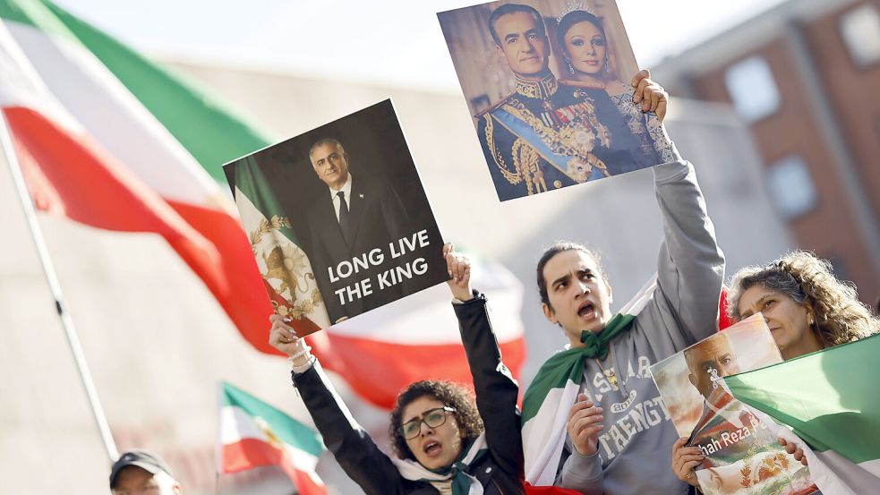 Exiliraner demonstrieren in Köln, einige halten die Fahne der Monarchie hoch. Damit stellen sie vor allem linke Geschichtsdeutungen infrage. Foto: IMAGO/Panama Pictures