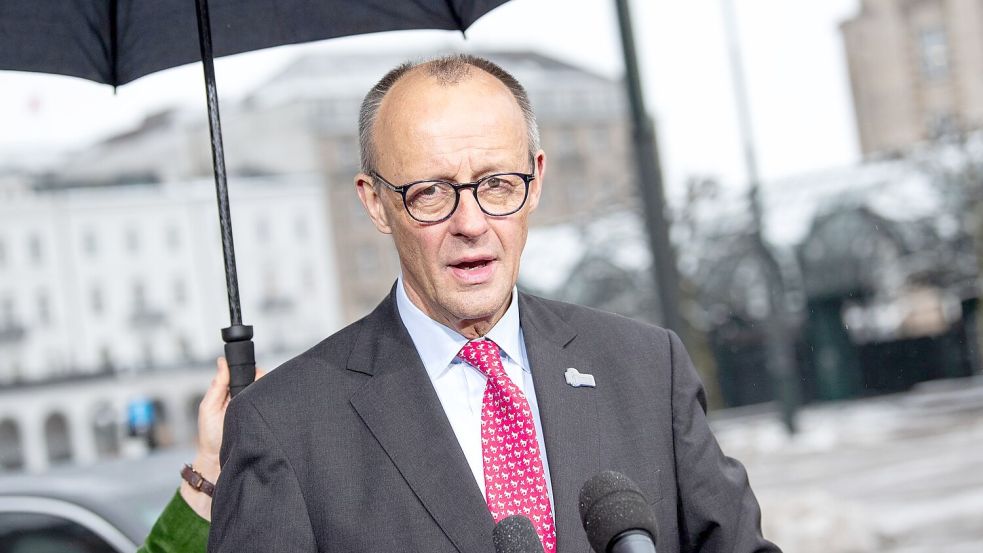 Gut beschirmt: Kanzler Merz. Foto: Daniel Bockwoldt