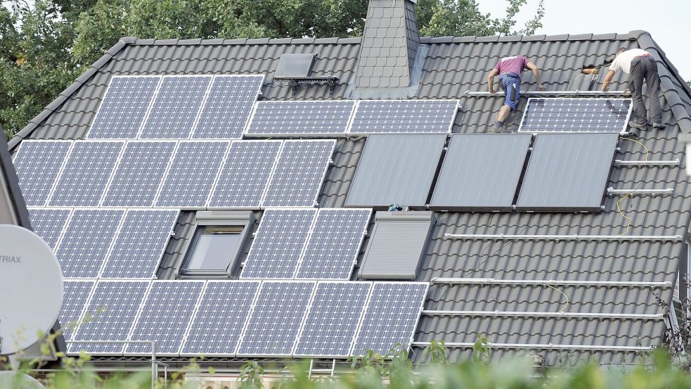 2025 sind nur noch etwas mehr als halb so viele neue Photovoltaikanlagen auf Dächern installiert worden, wie 2023. (Symbolbild) Foto: Rainer Jensen/dpa