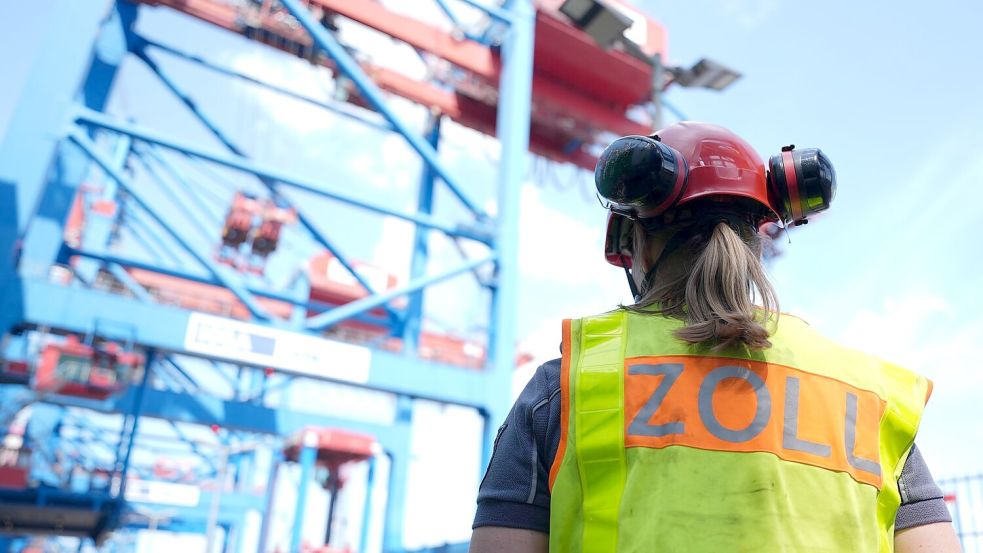 Zollkontrolle: Schwarzarbeit und Einnahmen aus illegalen Kanälen nehmen zu. (Archivbild) Foto: Marcus Brandt/dpa