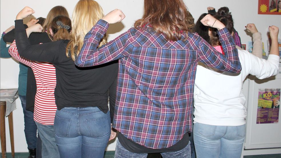 Wir sind stark, will das Foto aus dem Mädchenzentrum ausdrücken. Die Besucherinnen, darunter auch viele mit Migrationshintergrund, sollen gestärkt werden, um nach der Schule eine Ausbildung oder ein Studium zu absolvieren. Foto: Mädchenzentrum