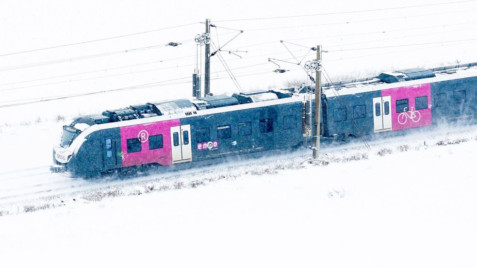 Der Zugverkehr hatte mit den Folgen von Schnee und Eis zu kämpfen. Foto: Julian Stratenschulte