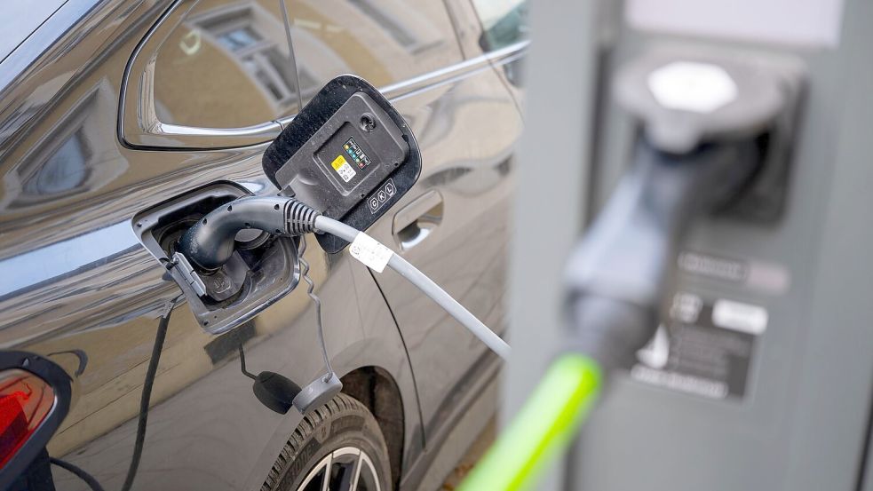 Hohe Anschaffungskosten, geringe Reichweite, teurer Strom - viele Autofahrer sehen gleich mehrere Hindernisse für die Anschaffung eines E-Autos. (Symbolbild) Foto: Peter Kneffel/dpa