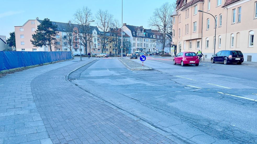 Die Schreberstraße in Osnabrück, an dieser Stelle (Ecke Heinrich-Lübke-Platz) mehr als 25 Meter im Querschnitt breit. Das soll sich ändern. Foto: Jörg Sanders