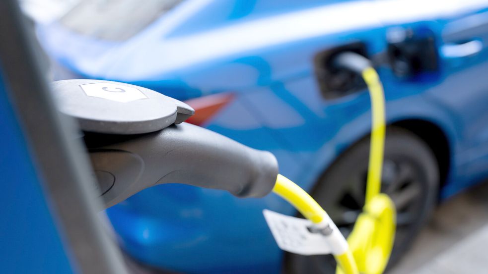 Ein Elektroauto steht an einer Ladesäule: Die Bundesregierung hat Details zur neuen E-Auto-Kaufprämie vorgestellt. Foto: Sven Hoppe/dpa