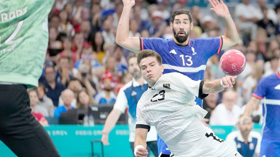 Führte Deutschland bei Olympia 2024 gegen Frankreich ins Halbfinale: Renars Uscins. (Archivbild) Foto: Brian Inganga/AP/dpa